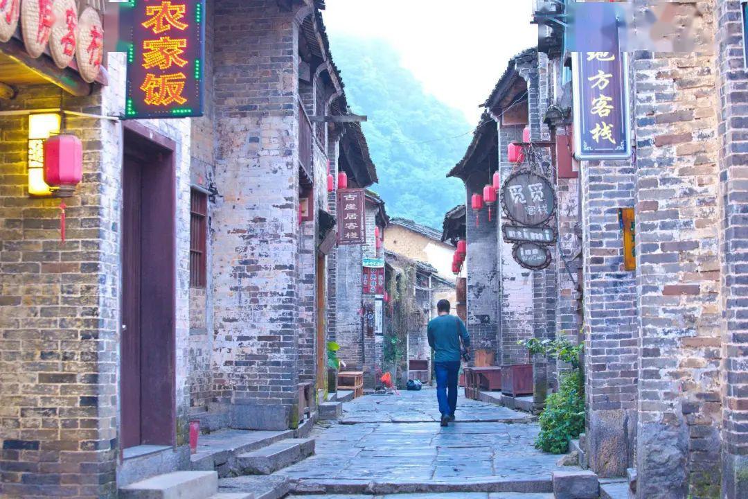 从之前的“伸手不见五指”到现在的“史上最严垃圾分类”，你有什么看法？游戏画面